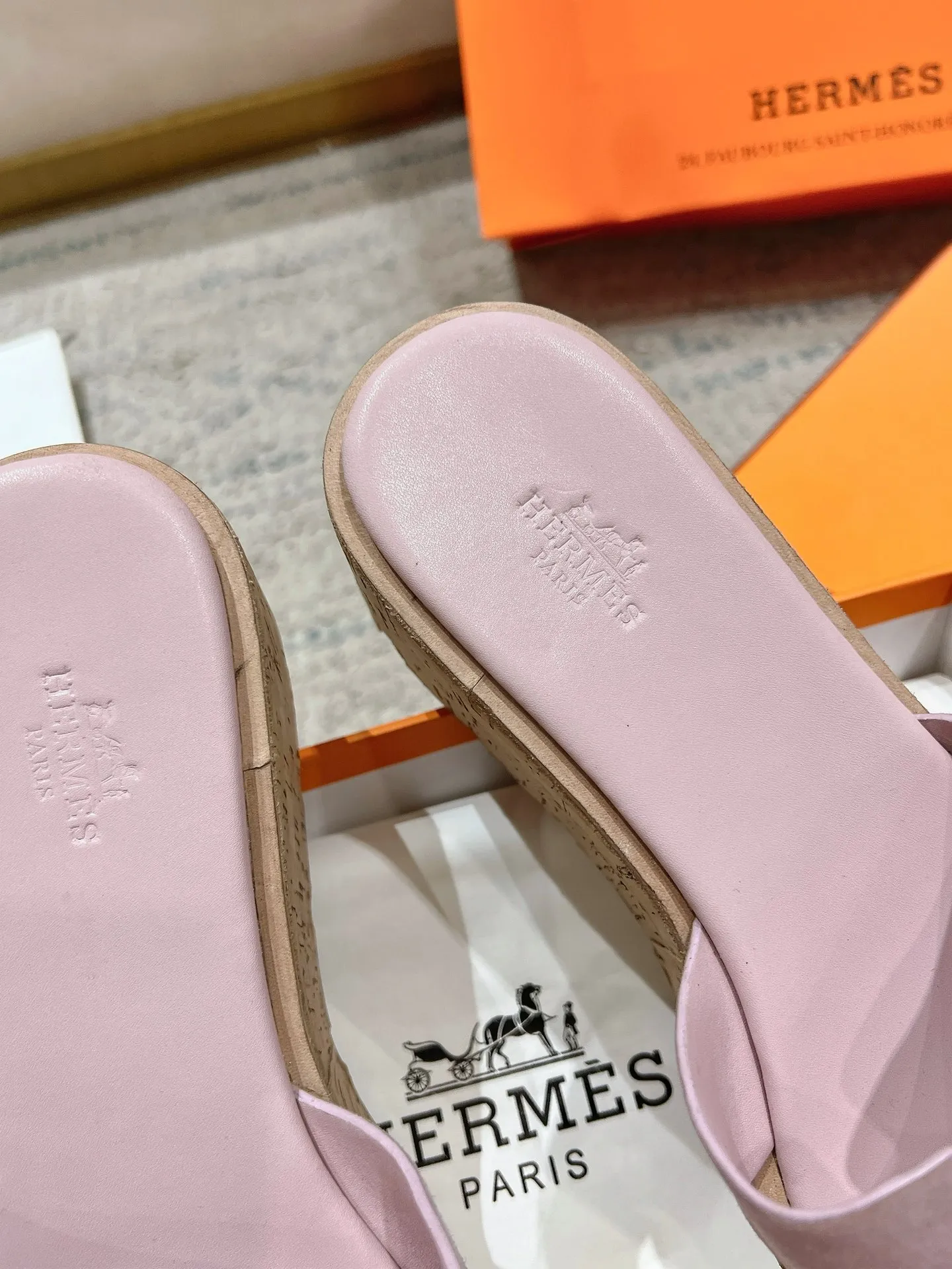 👟👟Ex-factory price 540👟👟 High version of the 2024 spring and summer new HERMES Hermès counter new style. The wedge-heeled Erjiu sandals and slippers, which have been extremely popular recently, are paired with various colorful socks. They are very trendy. Upper: cowhide. Outsole: technological imitation wood sole. Heel height: about 7cm. Size: Female 35-41 (40/41 non-refundable and non-exchangeable)